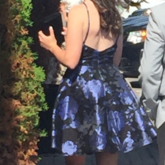 Beautiful and elegant prom or graduation dress - Picture 5 of 7